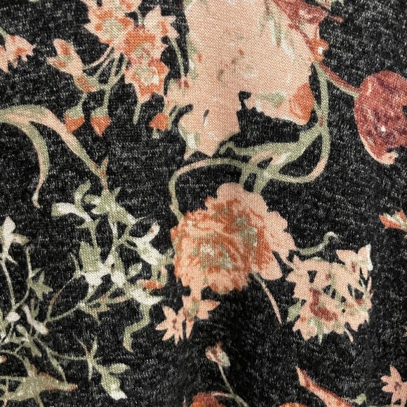 Well Worn Super Soft V Neck Floral Long Sleeve Shirt. Size M - Picture 2 of 5